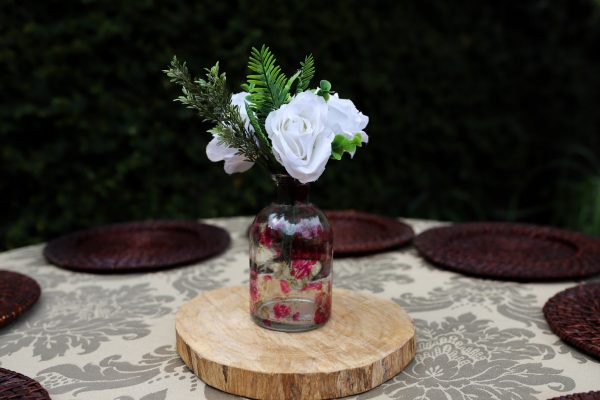 Vaso de vidro transparente com flores - mini casamento