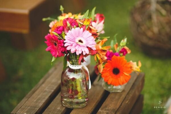 Vaso de vidro transparente com estampa de flores