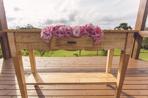 Aparador em madeira para cerimônia